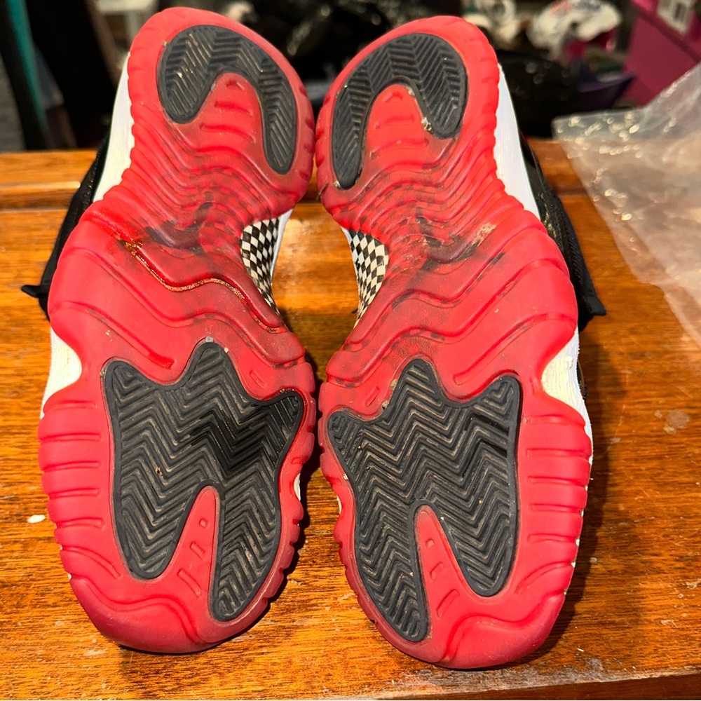 Kids Jordan 11 retro bred size 4.5y - Picture 4 of 7